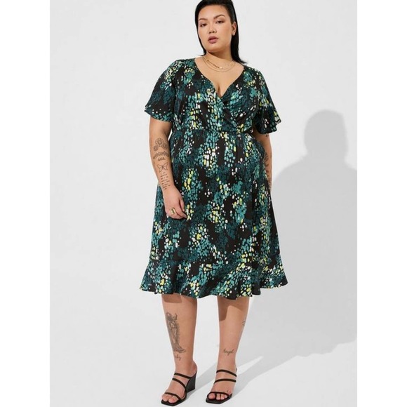torrid Dresses & Skirts - Torrid Multicolor Dotted Bubble Charm Flutter Sleeve Wrap Midi Dress NWT 3X